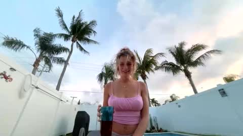 Snapshot of juleeahh chatting on April 5, 11:46 pm juleeahh online show from April 5, 11:46 pm