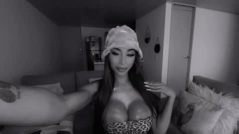 Snapshot of julessy_bonny chatting on March 5, 3:18 pm julessy online show from March 5, 3:18 pm