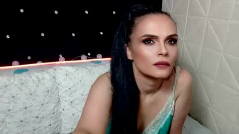 Julia Divinne online show from July 2, 10:49 pm