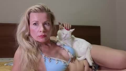 julia_giulia online show from October 9, 8:51 pm