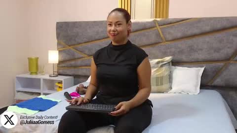 Snapshot of julia_gomes chatting on March 2, 7:23 pm Julia Gomes online show from March 2, 7:23 pm