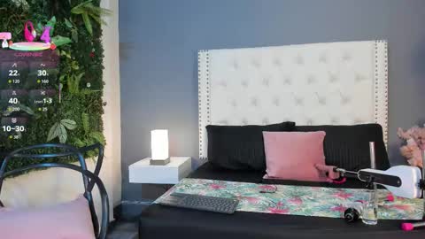 J U L IA   M A R T I N E Z online show from November 28, 11:35 am