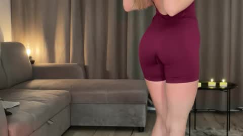 Julia R Le online show from October 22, 8:08 pm