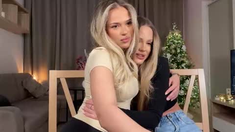 Julia R Le online show from December 4, 8:28 pm