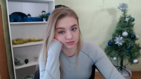 juliacrazy_ online show from January 4, 9:43 am