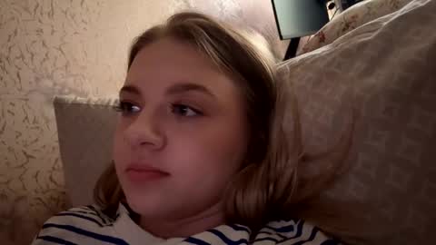 juliacrazy_ online show from March 5, 1:50 pm
