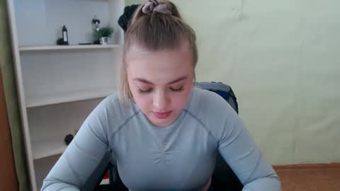 juliacrazy_ online show from March 6, 9:25 am
