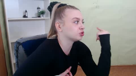 juliacrazy_ online show from March 9, 5:55 am