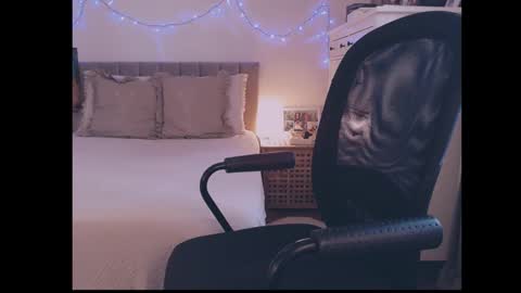 julialiones online show from October 5, 9:18 am