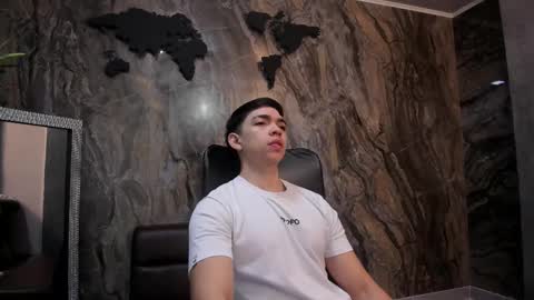 Snapshot of julian_mercier chatting on February 18, 11:17 am JULIAN online show from February 18, 11:17 am