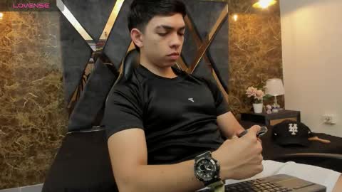 Snapshot of julian_mercier chatting on February 24, 11:19 am JULIAN online show from February 24, 11:19 am