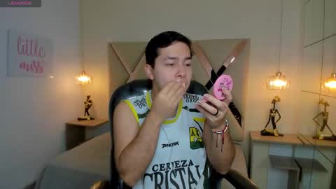 julian_smith21 online show from March 18, 12:52 pm