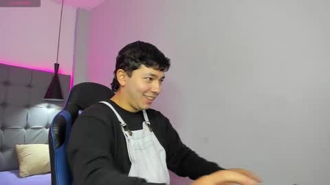 julian_smith21 online show from March 19, 12:53 pm