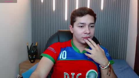 julian_smith21 online show from March 22, 3:10 am