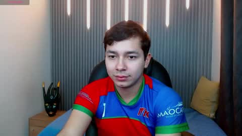 julian_smith21 online show from March 23, 2:59 am