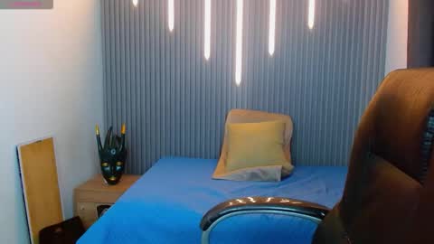 julian_smith21 online show from March 25, 12:33 pm