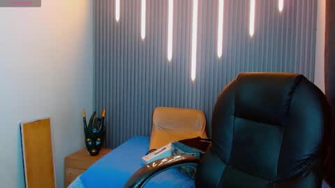 julian_smith21 online show from March 26, 1:06 pm