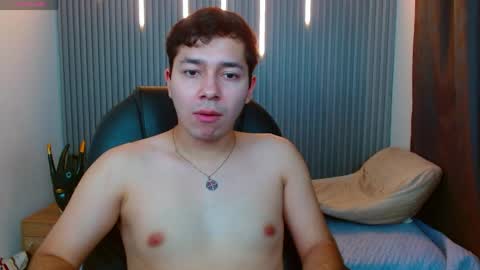 julian_smith21 online show from March 29, 6:52 pm