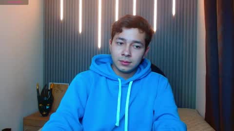 julian_smith21 online show from April 4, 11:57 pm