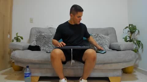 julian_wallace online show from December 4, 3:59 am