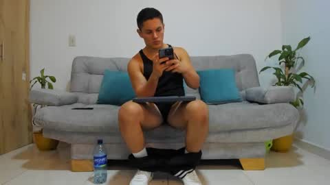 julian_wallace online show from December 7, 4:20 am