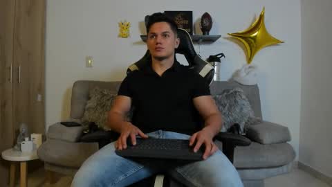 julian_wallace online show from October 7, 6:16 pm