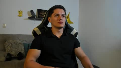 julian_wallace online show from October 27, 7:07 pm