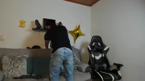 julian_wallace online show from December 3, 5:33 pm