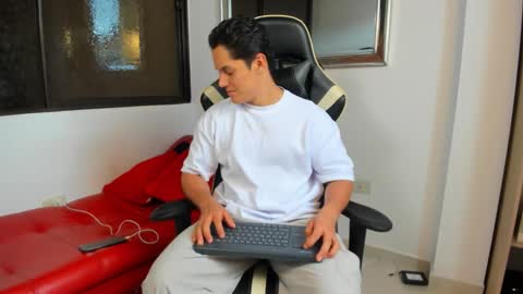 julian_wallace online show from February 6, 8:12 pm