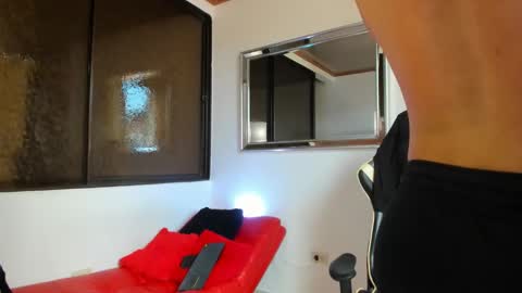 julian_wallace online show from March 7, 7:33 pm