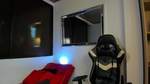 julian_wallace online show from March 12, 4:57 pm