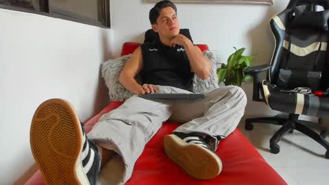 julian_wallace online show from May 4, 6:26 pm