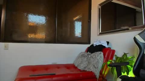 julian_wallace online show from May 5, 10:18 pm