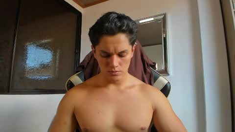 julian_wallace online show from May 9, 6:24 pm