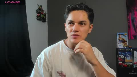 julian_wallace online show from May 28, 8:50 pm