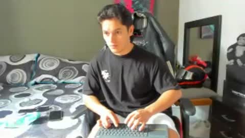 Snapshot of julian_wallace1 chatting on June 17, 1:12 pm julian_wallace1 online show from June 17, 1:12 pm