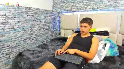 Snapshot of julian_wolf18 chatting on September 29, 2:11 pm julian online show from September 29, 2:11 pm