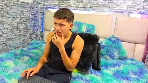 Snapshot of julian_wolf18 chatting on September 30, 2:22 pm julian online show from September 30, 2:22 pm