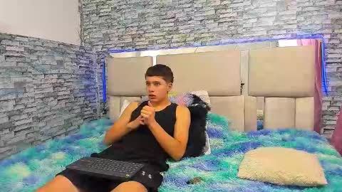 Snapshot of julian_wolf18 chatting on October 15, 3:23 pm julian online show from October 15, 3:23 pm