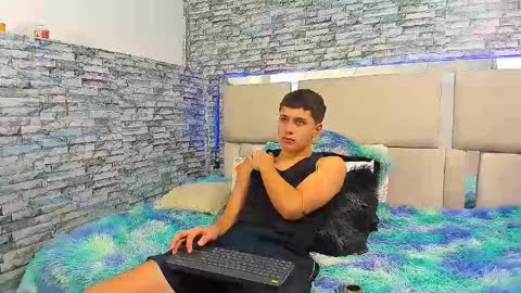 Snapshot of julian_wolf18 chatting on October 17, 3:25 pm julian online show from October 17, 3:25 pm