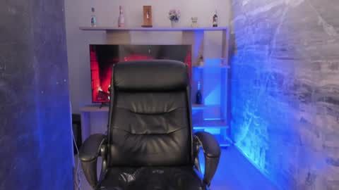 Snapshot of juliasprouse_ chatting on December 18, 5:52 pm Julias online show from December 18, 5:52 pm