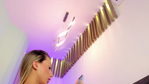 Snapshot of juliasprouse_ chatting on December 19, 2:57 pm Julias online show from December 19, 2:57 pm