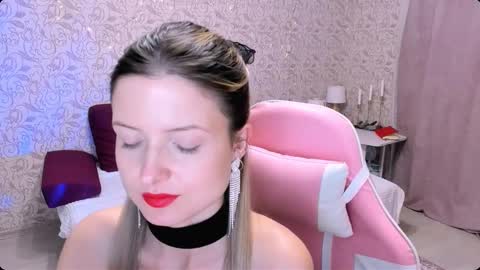 Snapshot of julie_flores chatting on December 7, 7:10 pm Julie online show from December 7, 7:10 pm