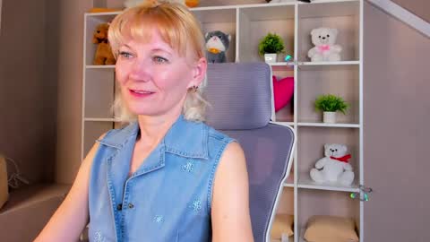Snapshot of julie_lucasss chatting on April 7, 12:33 am Julie Lucasss online show from April 7, 12:33 am