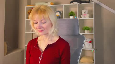 Snapshot of julie_lucasss chatting on April 8, 12:21 am Julie Lucasss online show from April 8, 12:21 am
