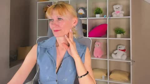 Snapshot of julie_lucasss chatting on April 14, 12:38 am Julie Lucasss online show from April 14, 12:38 am