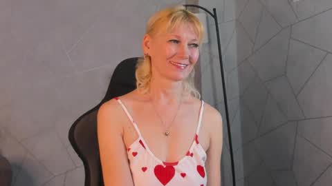 Snapshot of julie_lucasss chatting on April 20, 12:46 am Julie Lucasss online show from April 20, 12:46 am