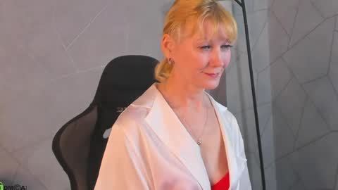 Snapshot of julie_lucasss chatting on April 21, 1:42 am Julie Lucasss online show from April 21, 1:42 am