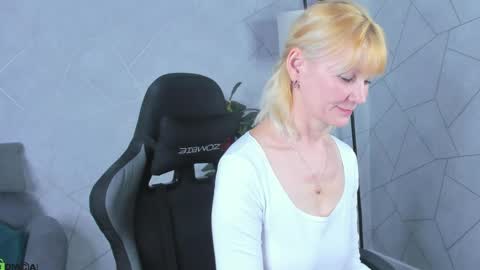 Snapshot of julie_lucasss chatting on April 23, 12:45 am Julie Lucasss online show from April 23, 12:45 am