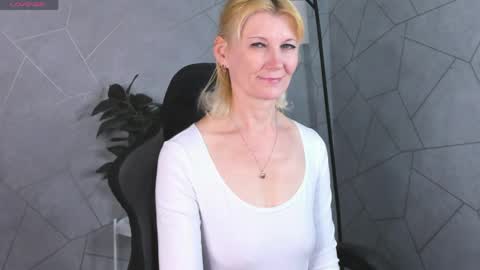 Snapshot of julie_lucasss chatting on April 29, 12:27 am Julie Lucasss online show from April 29, 12:27 am